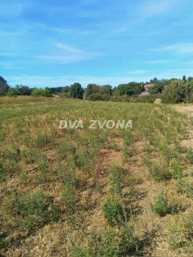 Pogled na prostrano zemljište sa zelenilom.
