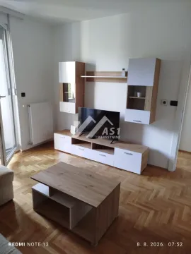 Dnevna soba sa TV komodom i parketom. - image 9