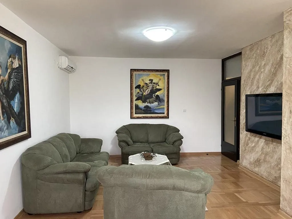 Izdavanje, dvosoban stan, 80m², Stari Aerodrom, Podgorica