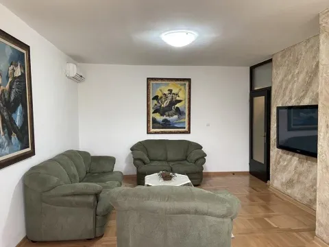 Izdavanje, dvosoban stan, 80m², Stari Aerodrom, Podgorica - image 2