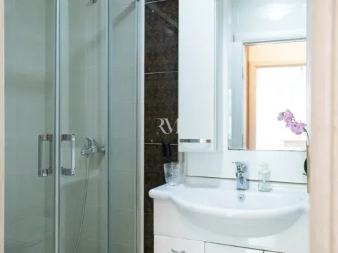 Izdavanje, dvosoban stan, 73m², Dobrota, Kotor - image 10