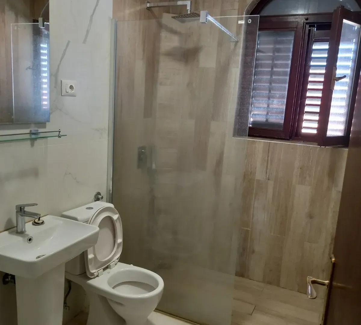 Prodaja, kuća, 340m², Tološi, Podgorica