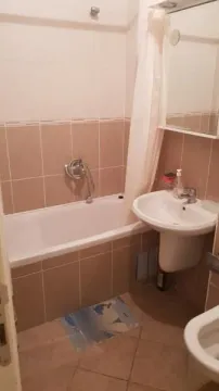Manje kupatilo sa kadom, umivaonikom i zidnim ormarićem sa ogledalom. - image 17