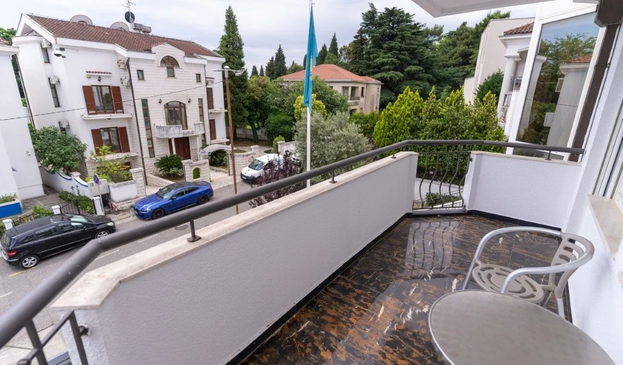Izdavanje, trosoban stan, 200m², Gorica C, Podgorica