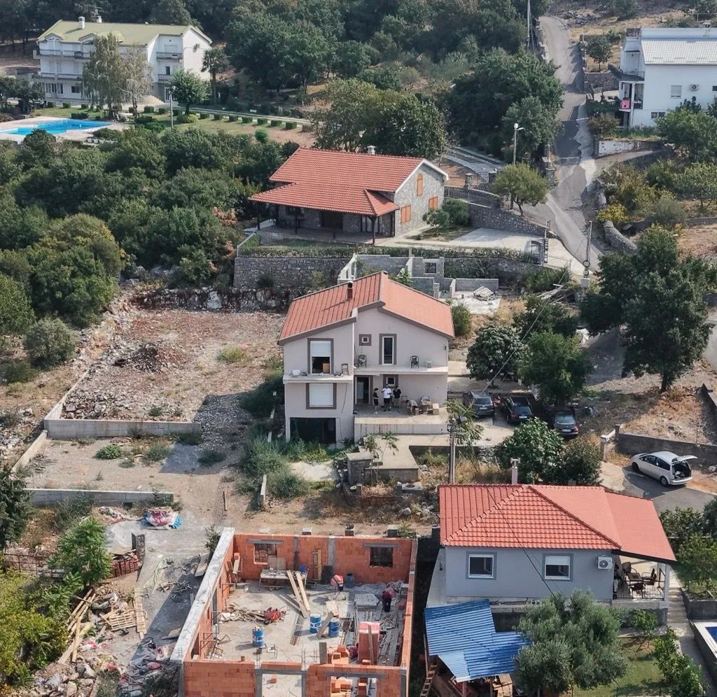 Pogled iz vazduha na kuće i okolno imanje.