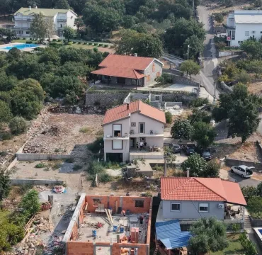 Pogled iz vazduha na kuće i okolno imanje. - image 3