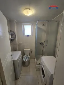 Kompaktno kupatilo sa tuš kabinom, WC šoljom i veš mašinom. - image 13