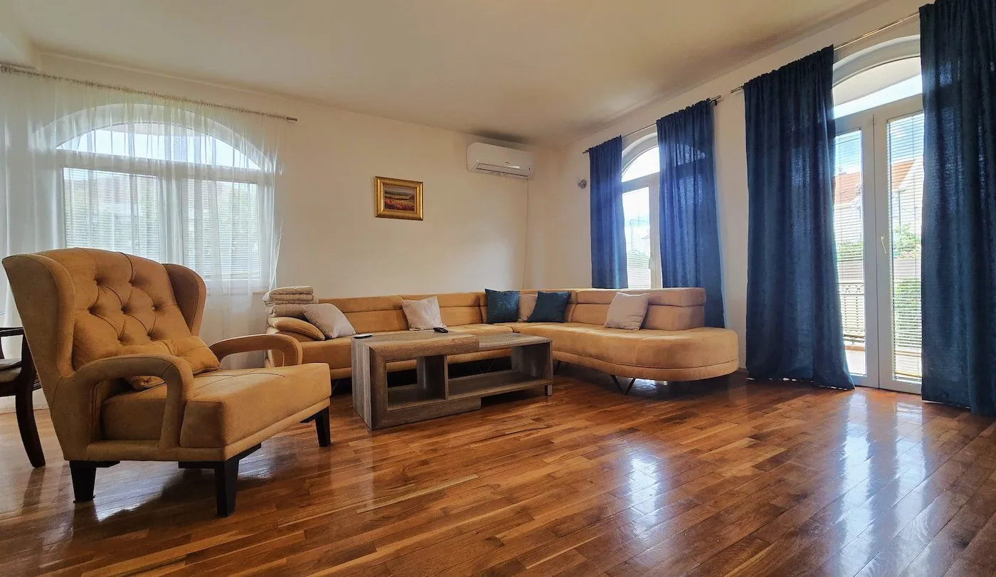 Izdavanje, kuća, 180m², Tološi, Podgorica