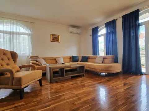 Rent, house, 180m², Tološi, Podgorica - image 23