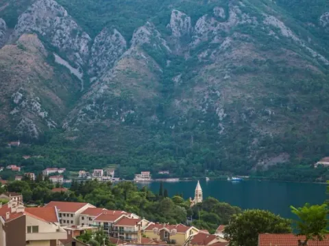 Prodaja, dvosoban stan, 83m², Dobrota, Kotor