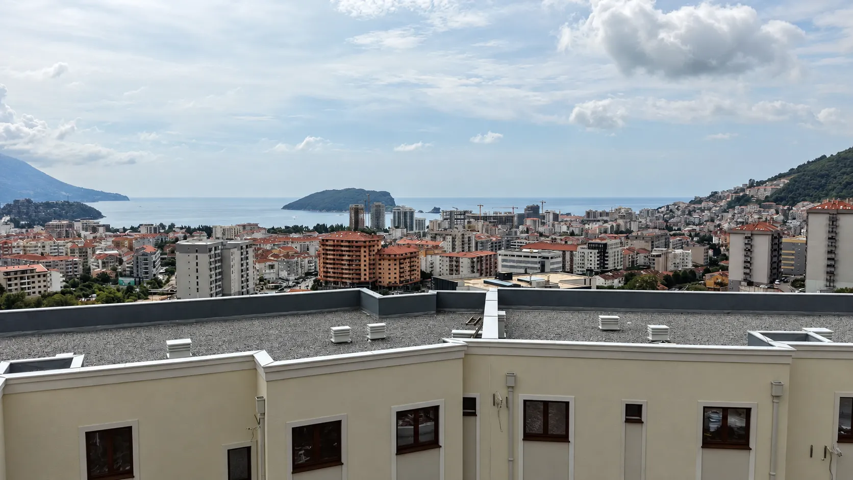 Pogled sa nekretnine na grad, more i ostrvo.