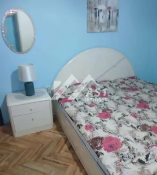 Spavaća soba sa bračnim krevetom, noćnim stočićem i ogledalom. - image 6