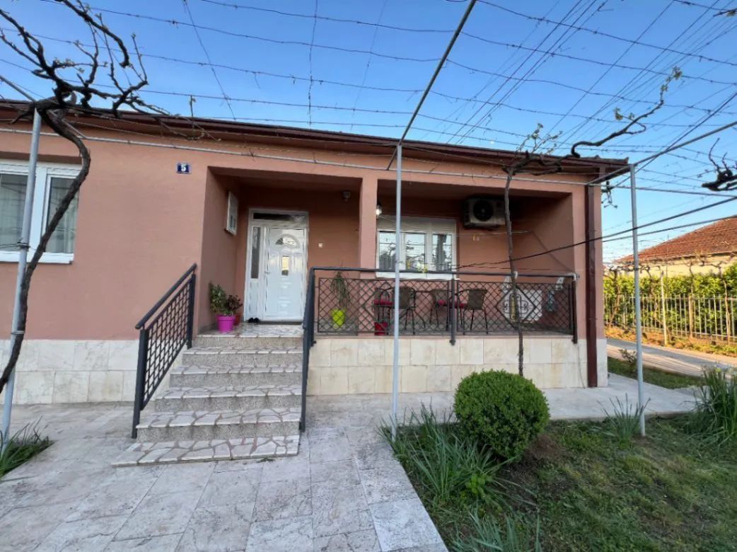 Izdavanje,  kuća, 120m2, Stari Aerodrom, Podgorica