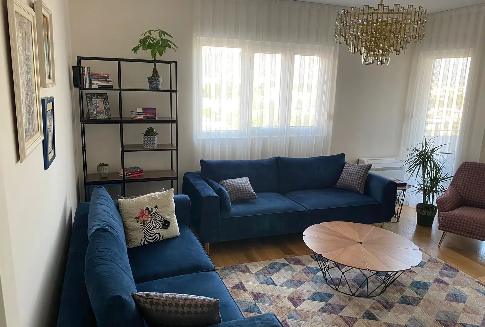Izdavanje, trosoban stan, 94m², Central Point, Podgorica