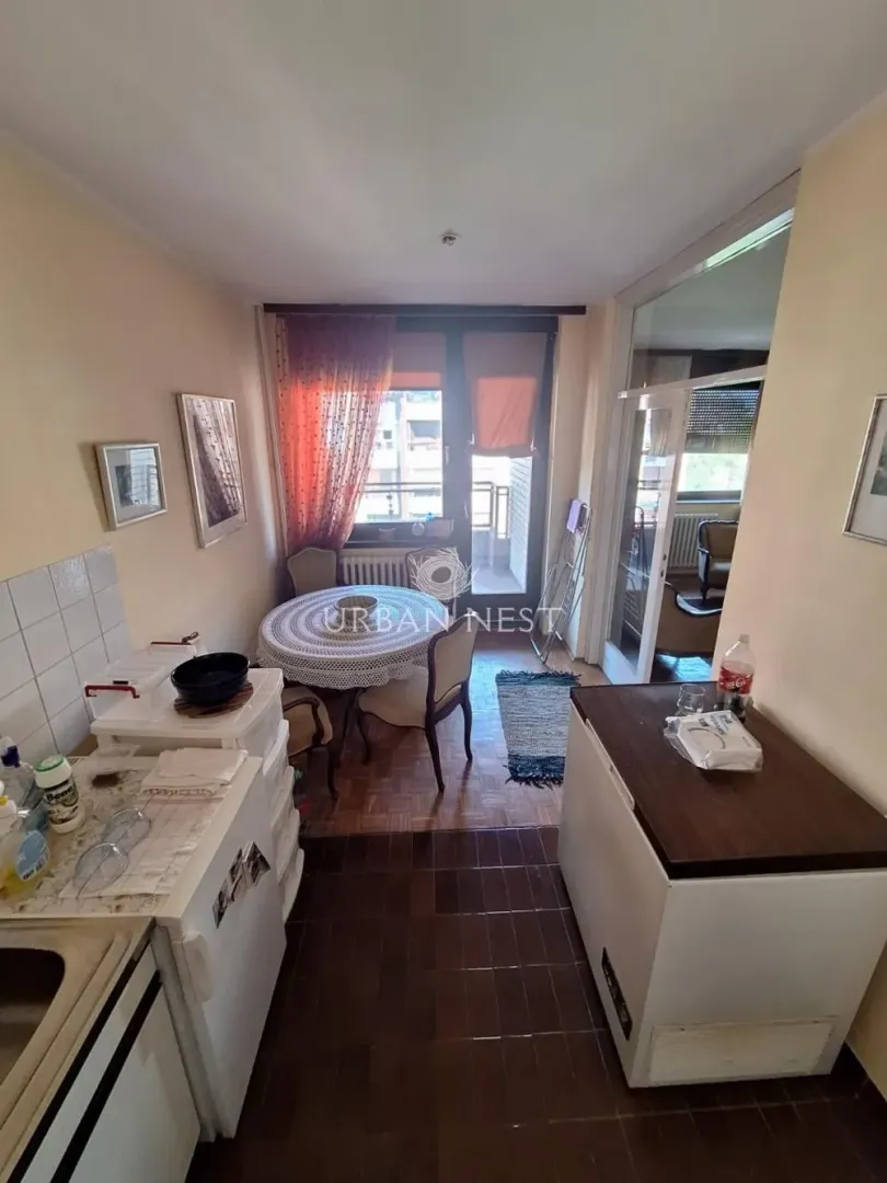 Kitchen with a dining area and access to the terrace.