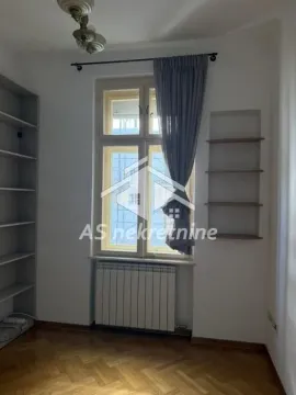 Manja soba sa prozorom, drvenim podom i ugrađenim policama. - image 12