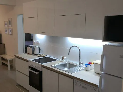 Izdavanje, dvosoban stan, 72m², Centar, Tivat - image 3