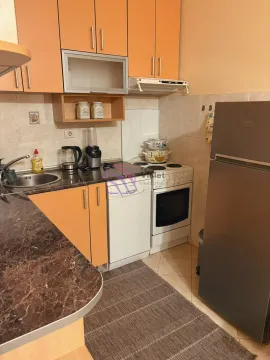 Manja kuhinja sa narandžastim elementima, šporetom i frižiderom. - image 16