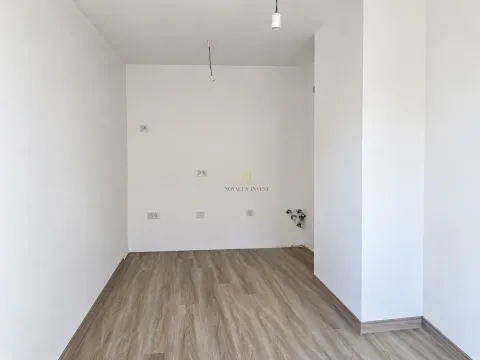 Prazna prostorija sa bijelim zidovima i laminatom. - image 7
