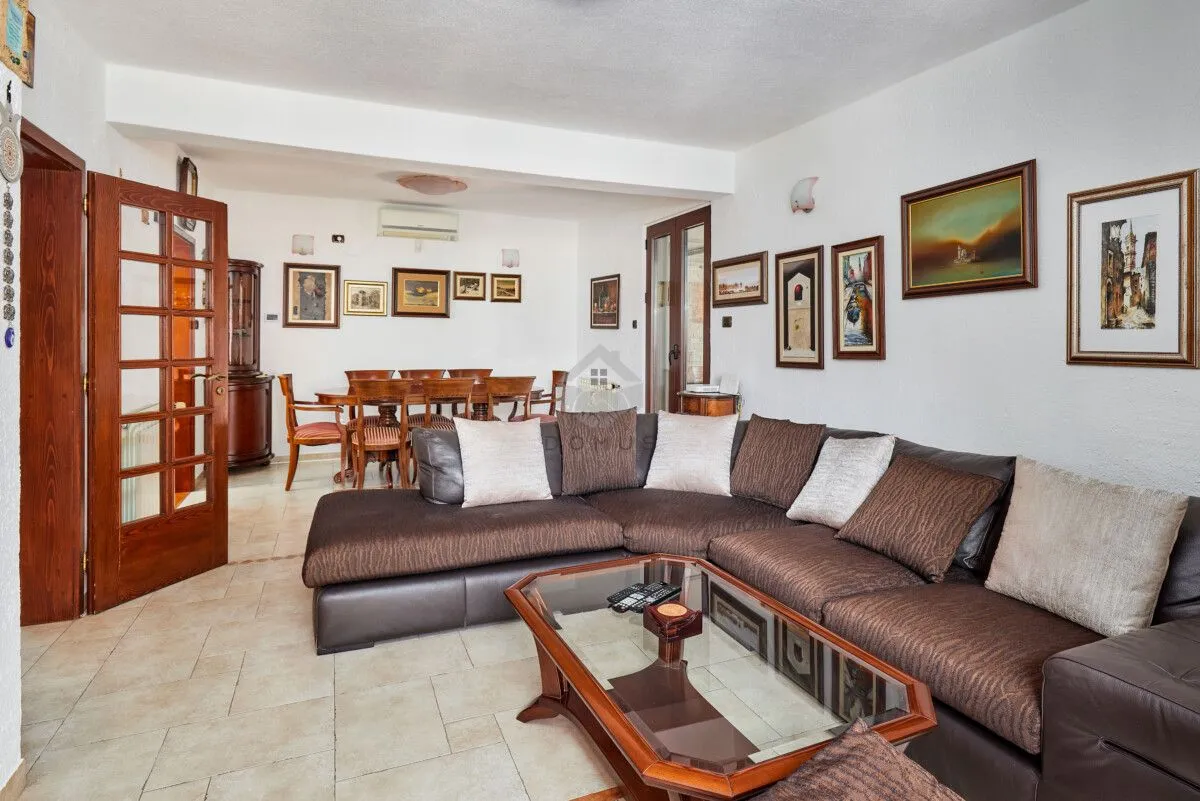 Izdavanje, kuća, 120m², Dobrota, Kotor