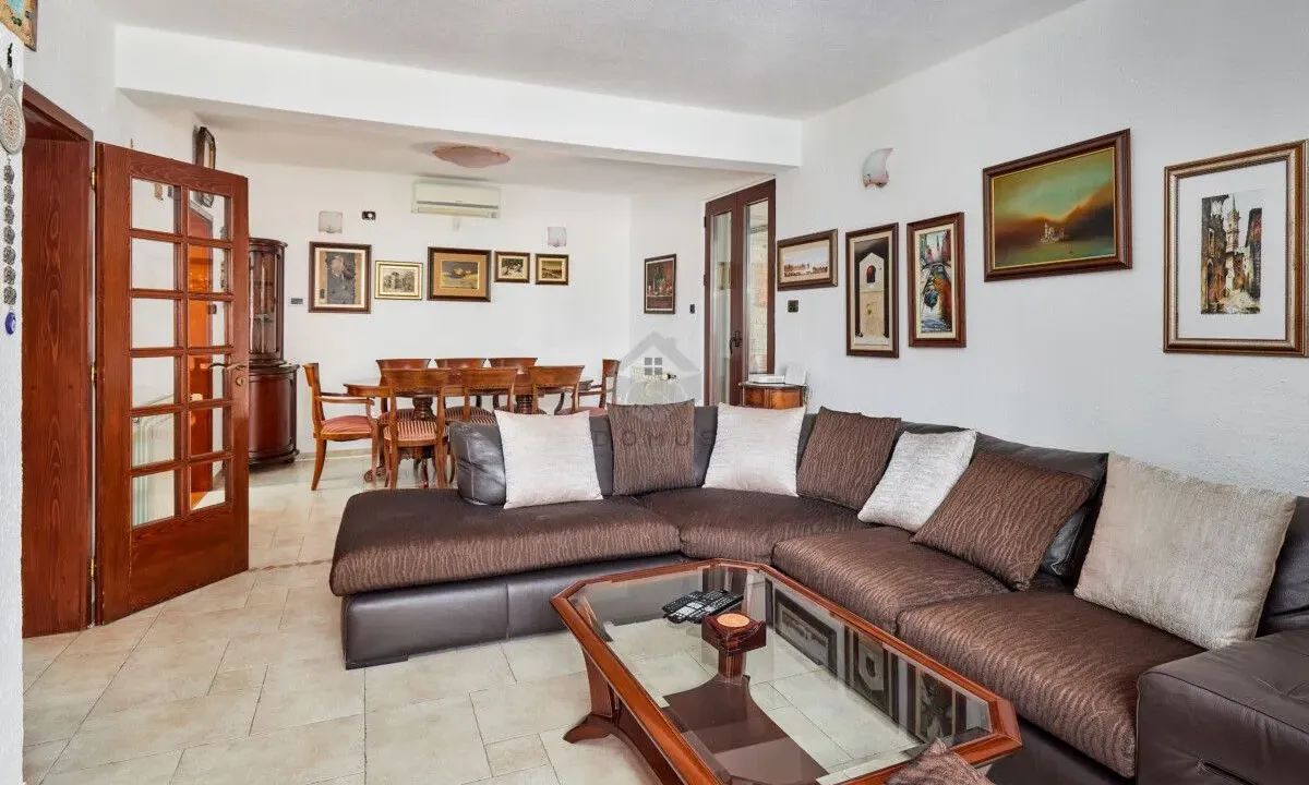 Izdavanje, kuća, 120m², Dobrota, Kotor