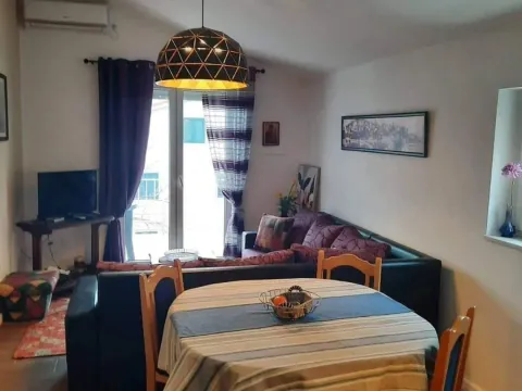 Rent, one bedroom apartment, 45m², Dobrota, Kotor - image 2