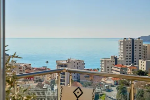 Pogled na more sa terase sa staklenom ogradom. - image 6