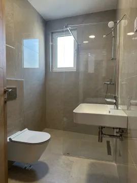 Moderno opremljeno kupatilo sa tuš kabinom i ugradnom sanitarijom. - image 9