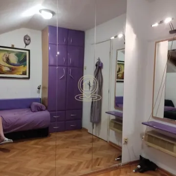 Manja spavaća soba sa krevetom, ljubičastim garderoberom i velikim ogledalom. - image 10