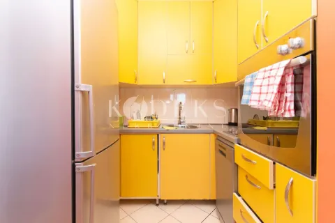 Kuhinja u jarko žutoj boji sa ugrađenim aparatima i sudoperom. - image 5
