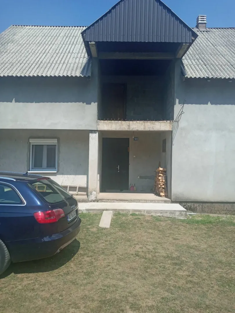 Vanjski izgled dvospratne kuće sa ulazom.