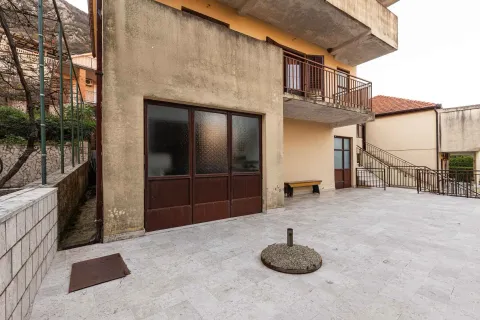 Pogled na dvorište i fasadu kuće sa balkonom i stepeništem. - image 30