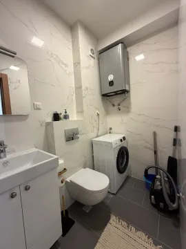 Manje uredno kupatilo sa umivaonikom, wc šoljom, mašinom za veš i bojlerom. - image 16