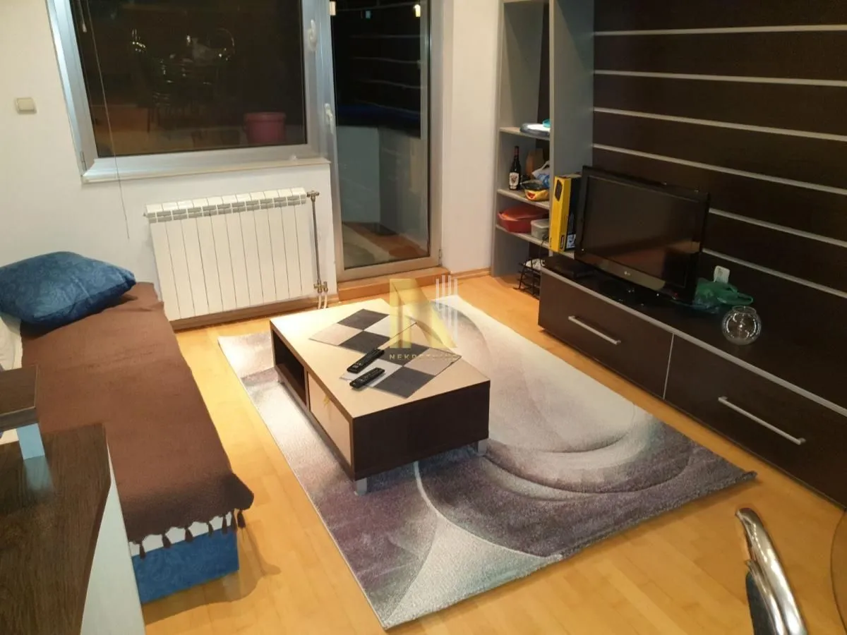 Izdavanje, dvosoban stan, 53m², Centar, Novi Sad