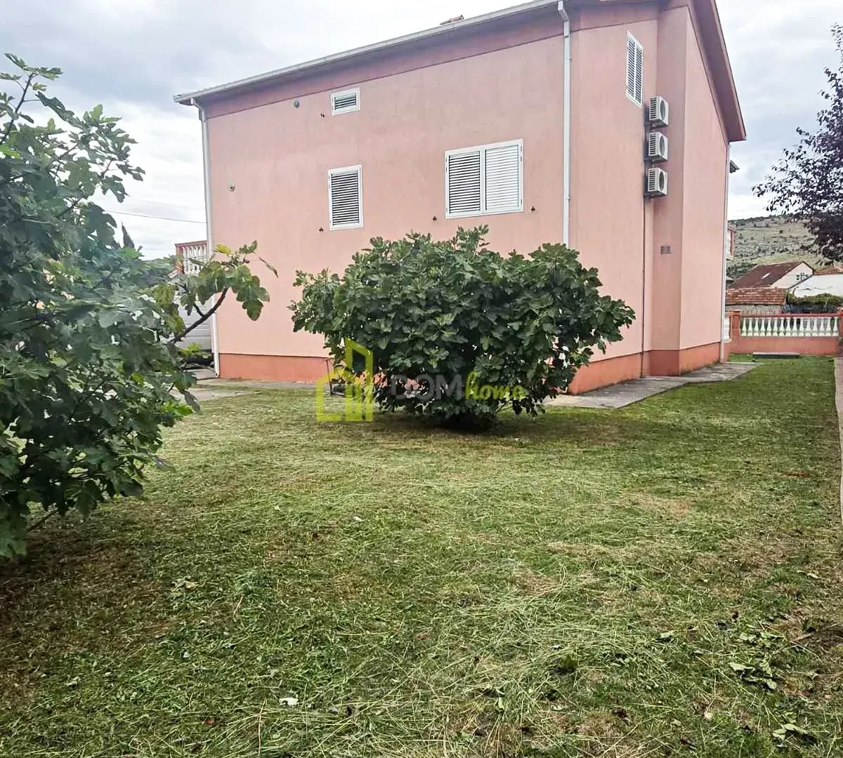 Prodaja, kuća, 250m², Vranići, Podgorica
