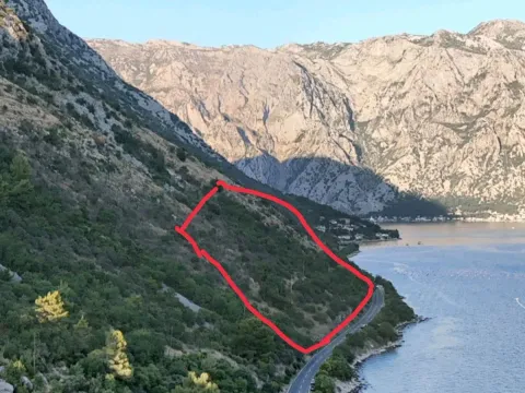 Zemljište in Perast