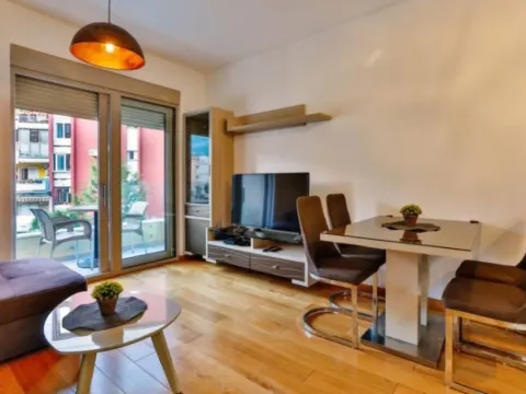 Izdavanje, jednosoban stan, 40m², Budva, Crna Gora