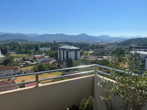 Pogled sa terase na grad i planine. - image 11