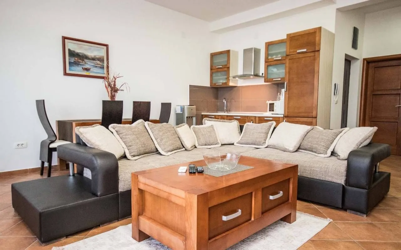 Izdavanje, dvosoban stan, 60m², Dobra Voda, Budva