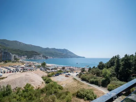 Pogled sa terase na more, plažu i planine. - image 7