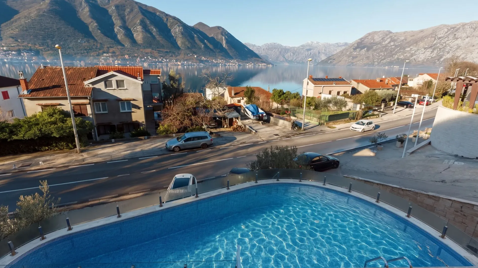 Izdavanje, dvosoban stan, 130m², Dobrota, Kotor