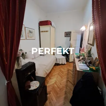Nameštena spavaća soba sa krevetom, ormanom i drvenim podom. - image 4
