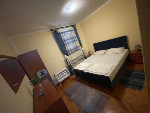 Namještena spavaća soba sa bračnim krevetom, ormarom i prozorom. - image 2
