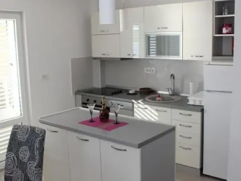 Izdavanje, dvosoban stan, 80m², Tivat, Crna Gora - image 9
