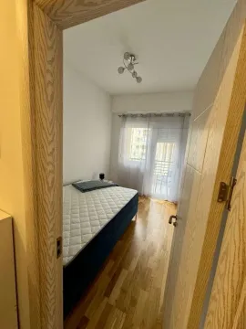 Pogled iz hodnika na manju spavaću sobu sa krevetom i izlazom na terasu. - image 6