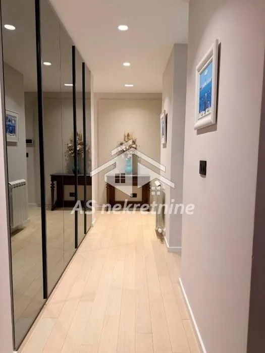 Izdavanje, četvorosoban stan, 103m², Stari Grad, Beograd
