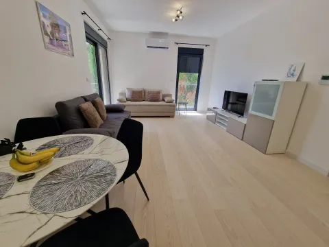 Izdavanje, jednosoban stan, 46m², Budva, Crna Gora