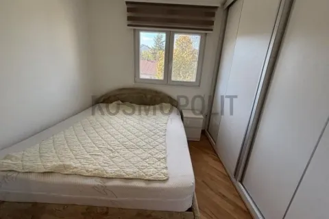 Manja spavaća soba sa bračnim krevetom i ugradnim plakarom. - image 8