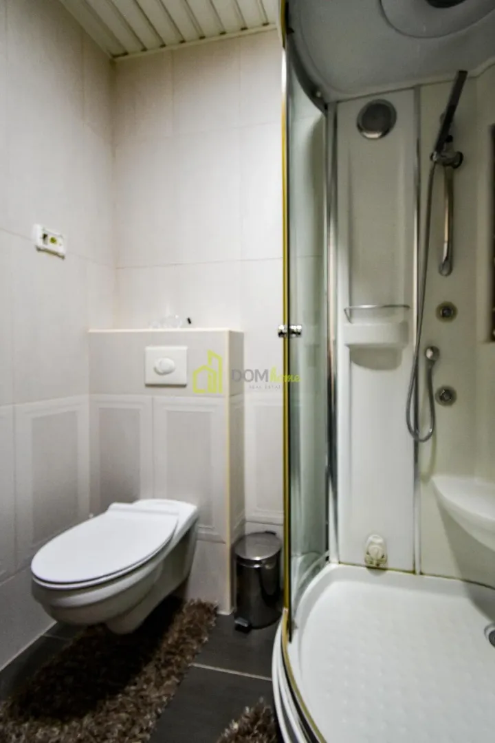 Bathroom equipped with a toilet and a shower cabin.