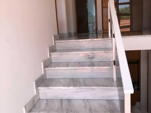 Izdavanje, trosoban stan, 112m², Centar, Inđija - image 15